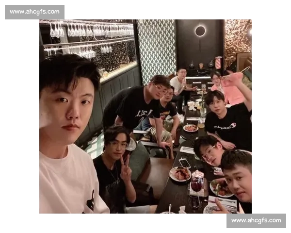 河南足球教父画像遭泼红漆 成都球迷极端行为引发公愤