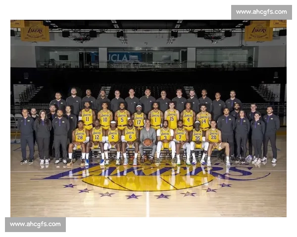 湖人对决湖人第四场激战 詹姆斯与戴维斯谁能带队突围